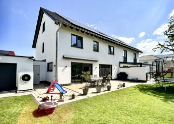 Doppelhaushaelfte-Sasbach-Garten-Waermepumpe
