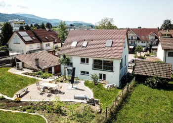 Buehl-Einfamilienhaus-Garten-Terrasse