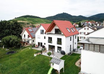 baden-baden-neuweier-doppelhaus-giebeldach-terrasse